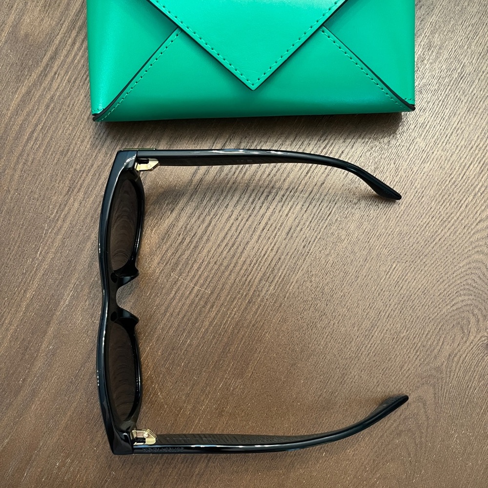 Bottega Veneta Black Cat-Eye Sunglasses with Green Case and Cloth - Picture 7 of 16